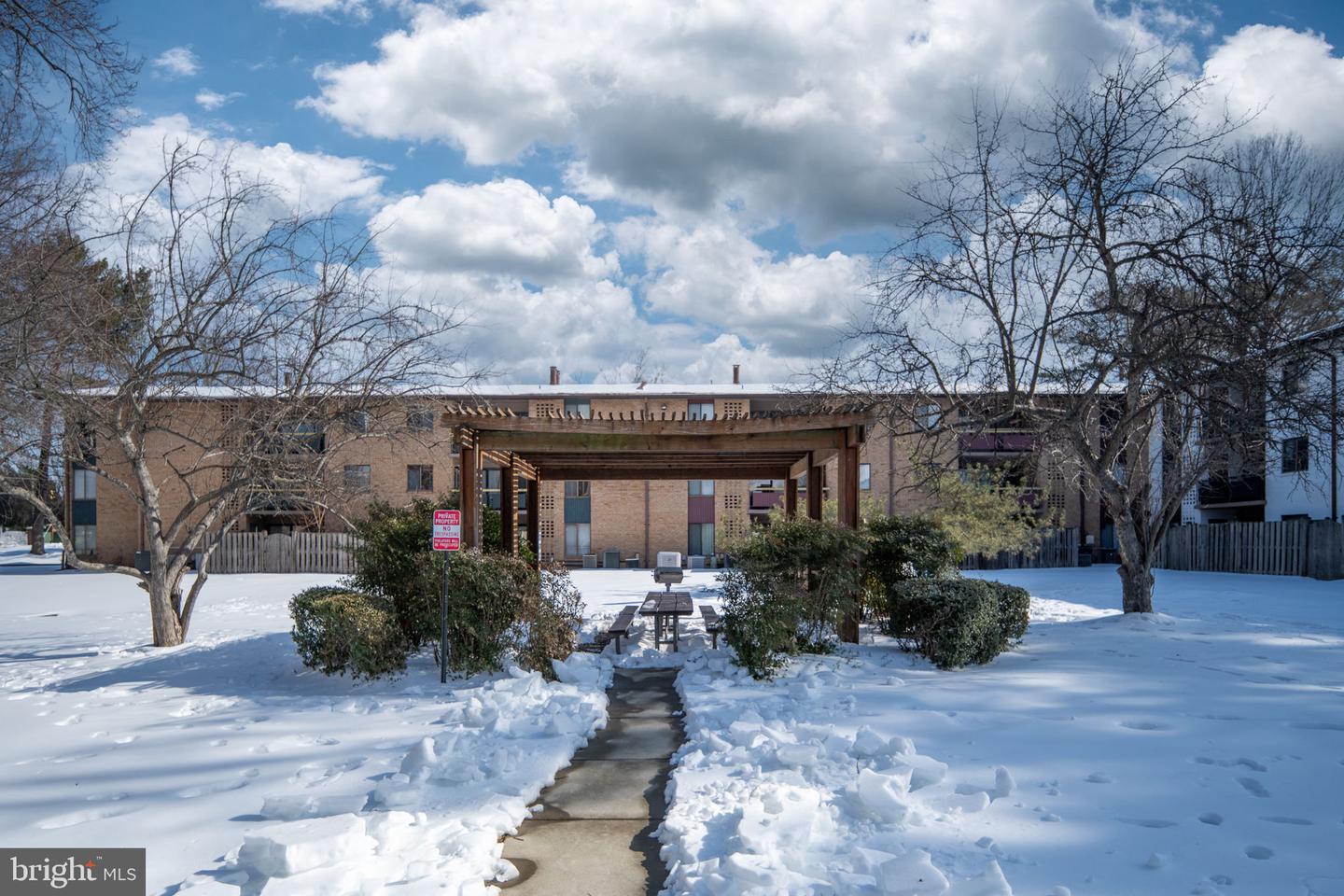 2844 DOVER LN #302, FALLS CHURCH, Virginia 22042, 3 Bedrooms Bedrooms, ,2 BathroomsBathrooms,Residential,For sale,2844 DOVER LN #302,VAFX2287290 MLS # VAFX2287290