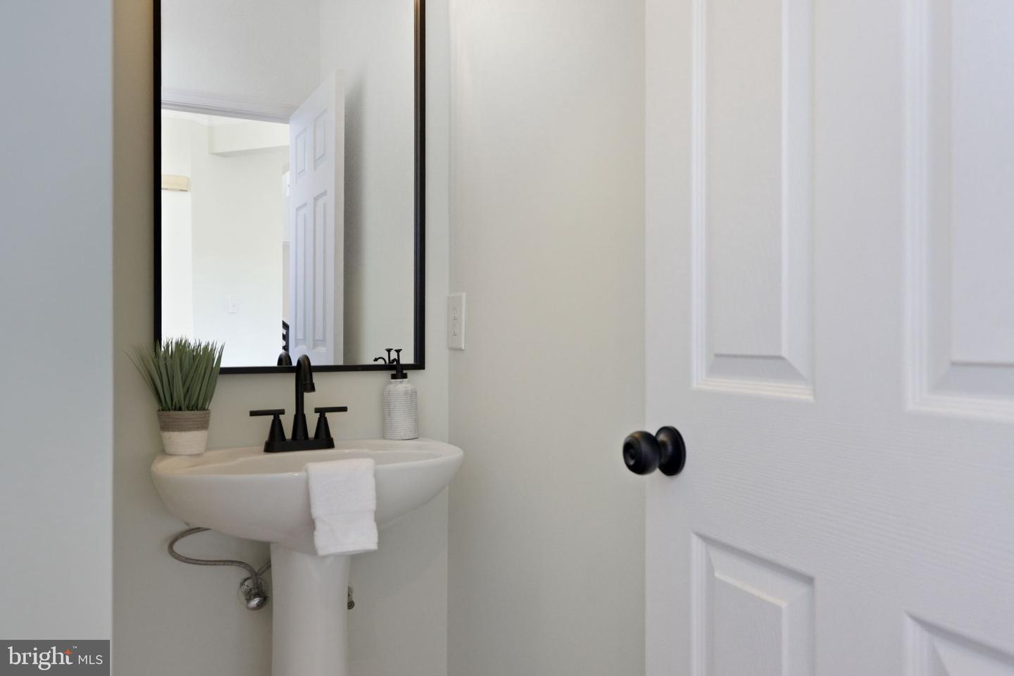 601 SPRINGHOUSE SQ SE, LEESBURG, Virginia 20175, 3 Bedrooms Bedrooms, ,2 BathroomsBathrooms,Residential,For sale,601 SPRINGHOUSE SQ SE,VALO2114538 MLS # VALO2114538