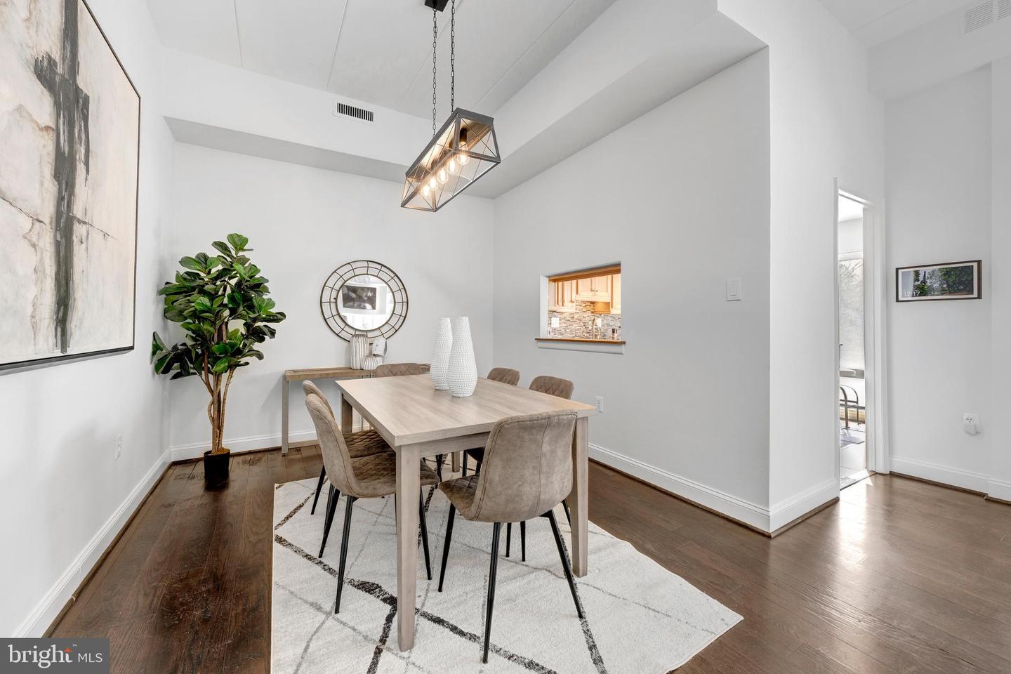 110 ROBERTS LN #100, ALEXANDRIA, Virginia 22314, 2 Bedrooms Bedrooms, ,1 BathroomBathrooms,Residential,For sale,110 ROBERTS LN #100,VAAX2053532 MLS # VAAX2053532