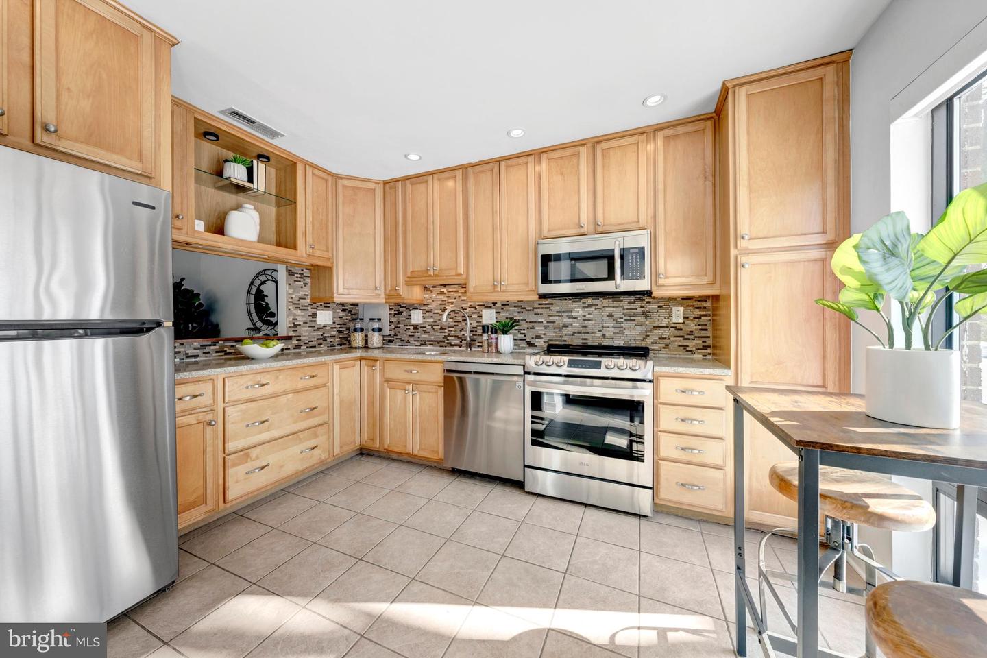 110 ROBERTS LN #100, ALEXANDRIA, Virginia 22314, 2 Bedrooms Bedrooms, ,1 BathroomBathrooms,Residential,For sale,110 ROBERTS LN #100,VAAX2053532 MLS # VAAX2053532