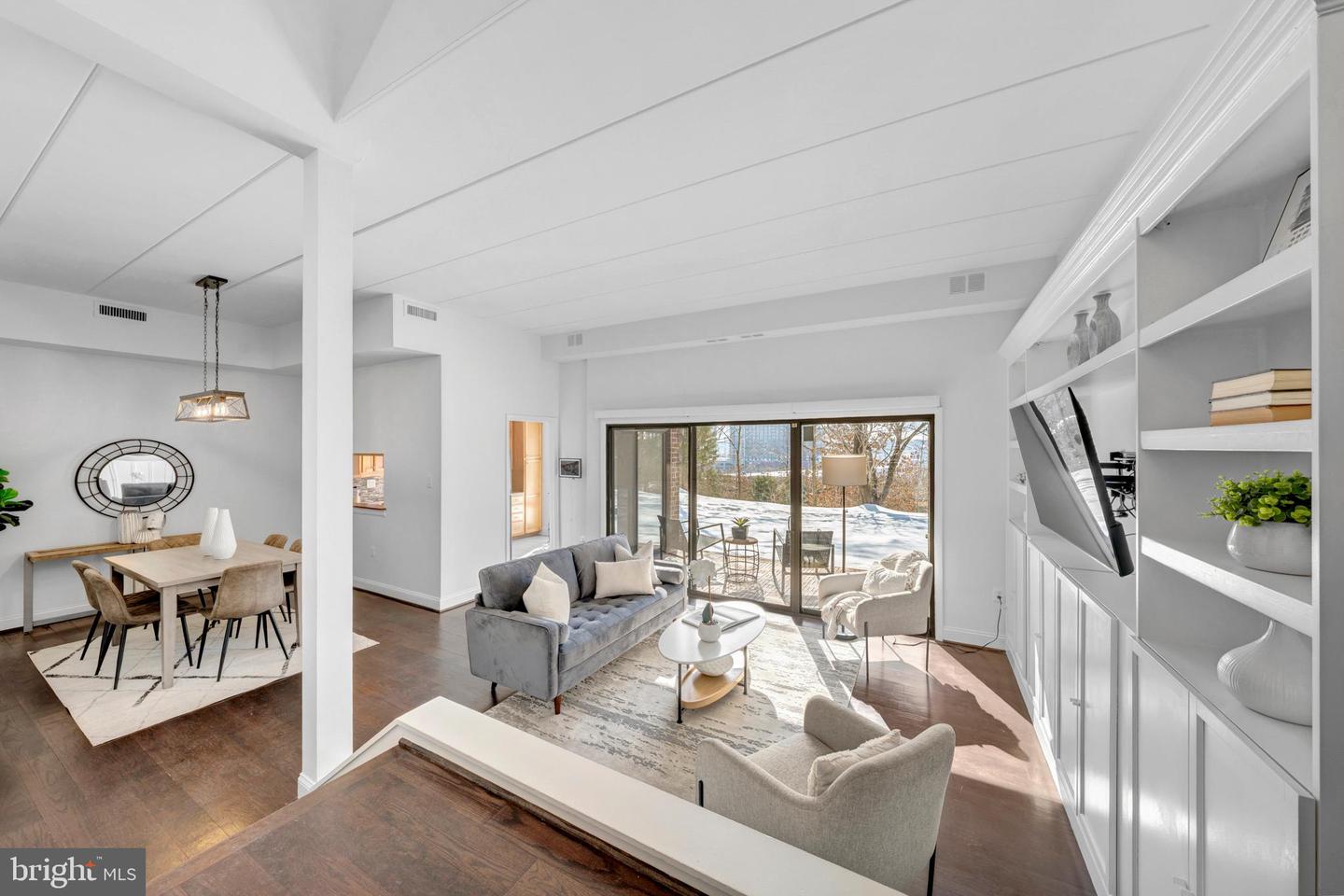 110 ROBERTS LN #100, ALEXANDRIA, Virginia 22314, 2 Bedrooms Bedrooms, ,1 BathroomBathrooms,Residential,For sale,110 ROBERTS LN #100,VAAX2053532 MLS # VAAX2053532