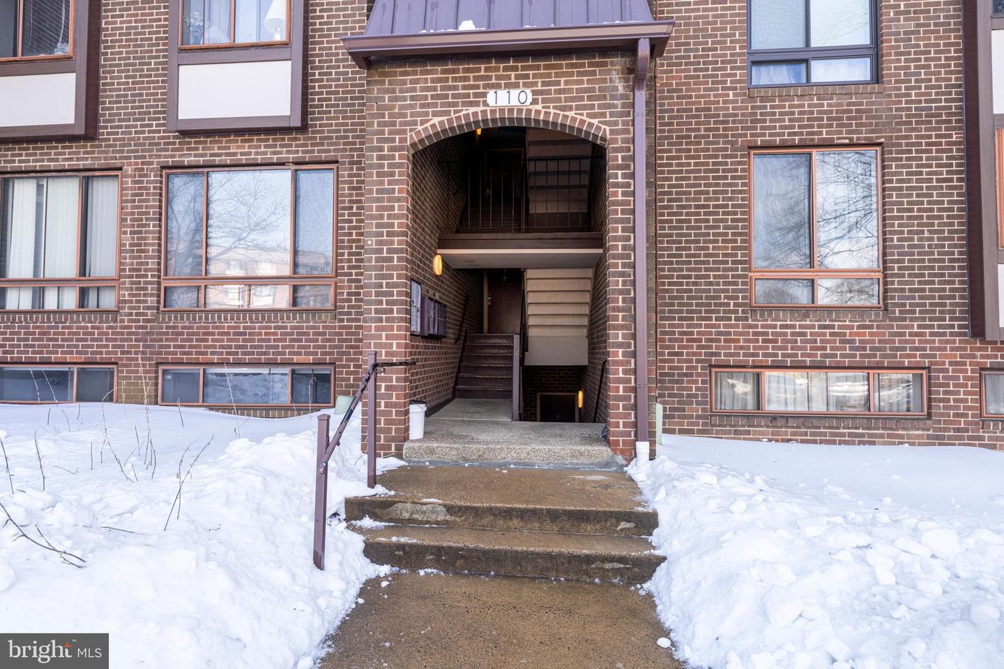 110 ROBERTS LN #100, ALEXANDRIA, Virginia 22314, 2 Bedrooms Bedrooms, ,1 BathroomBathrooms,Residential,For sale,110 ROBERTS LN #100,VAAX2053532 MLS # VAAX2053532