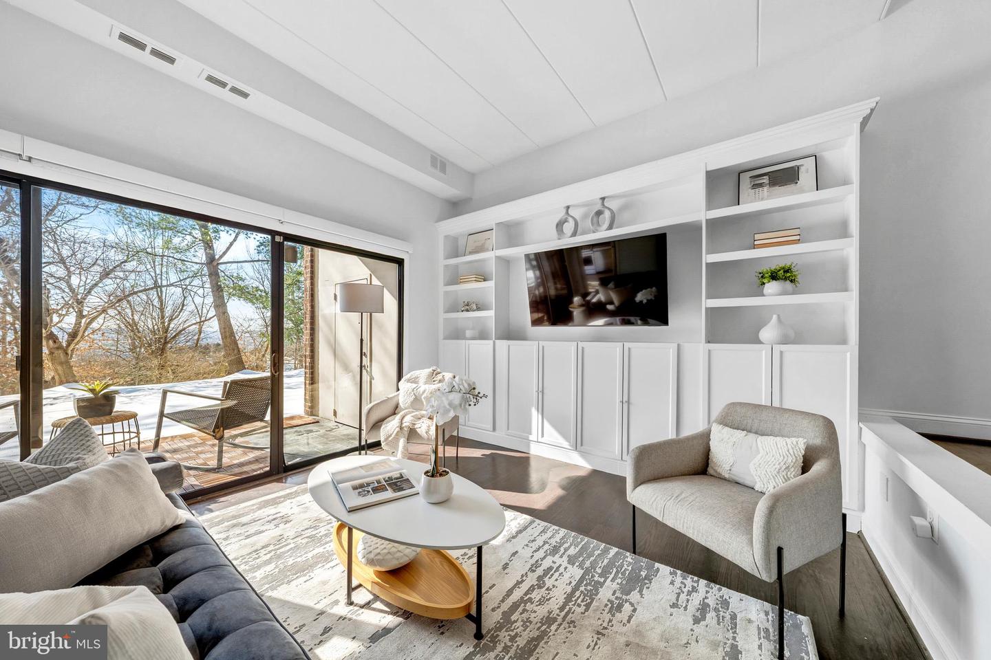 110 ROBERTS LN #100, ALEXANDRIA, Virginia 22314, 2 Bedrooms Bedrooms, ,1 BathroomBathrooms,Residential,For sale,110 ROBERTS LN #100,VAAX2053532 MLS # VAAX2053532