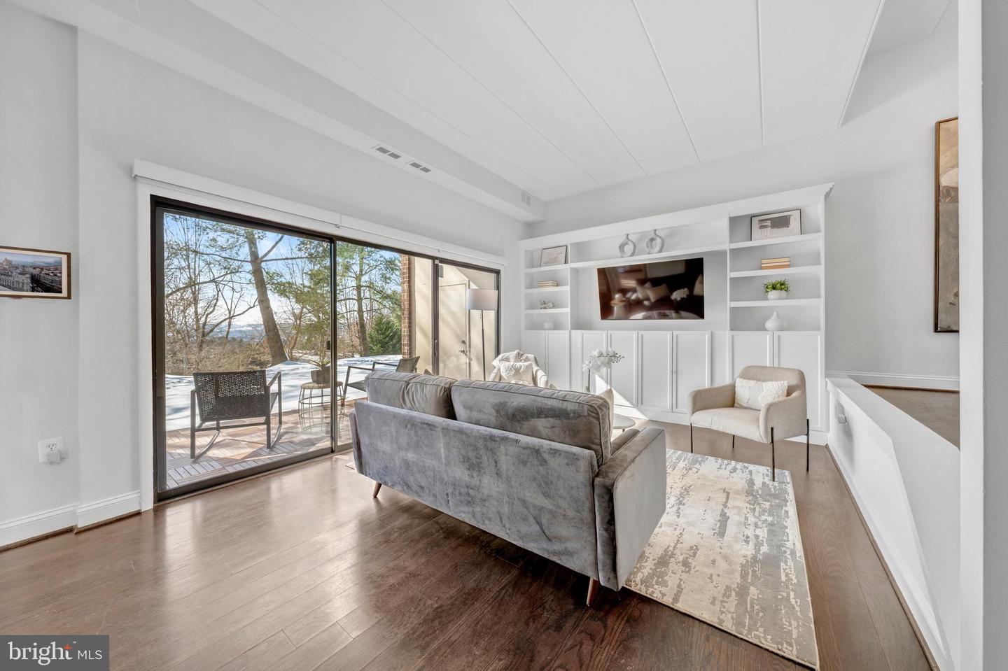 110 ROBERTS LN #100, ALEXANDRIA, Virginia 22314, 2 Bedrooms Bedrooms, ,1 BathroomBathrooms,Residential,For sale,110 ROBERTS LN #100,VAAX2053532 MLS # VAAX2053532