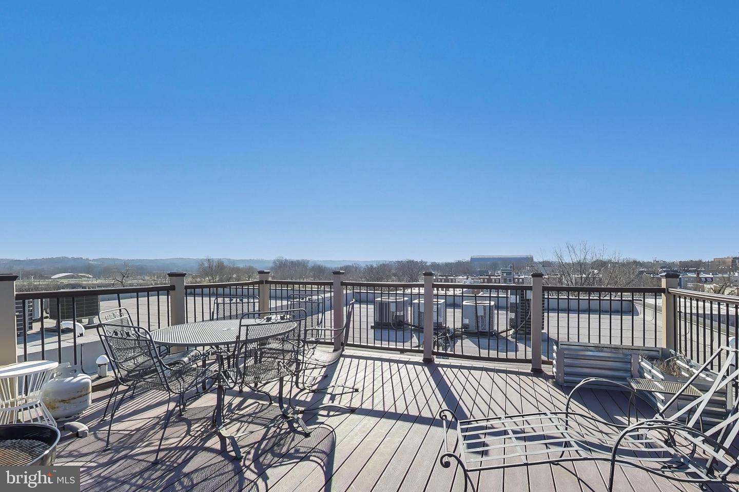 2012 D ST NE #4, WASHINGTON, District Of Columbia 20002, 2 Bedrooms Bedrooms, ,3 BathroomsBathrooms,Residential,For sale,2012 D ST NE #4,DCDC2243330 MLS # DCDC2243330