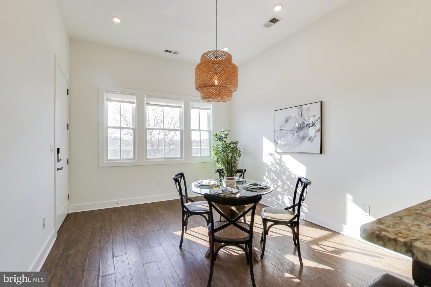 2012 D ST NE #4, WASHINGTON, District Of Columbia 20002, 2 Bedrooms Bedrooms, ,3 BathroomsBathrooms,Residential,For sale,2012 D ST NE #4,DCDC2243330 MLS # DCDC2243330