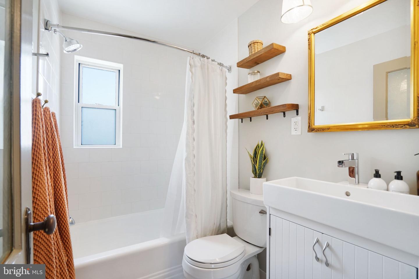 719 S ALFRED ST, ALEXANDRIA, Virginia 22314, 2 Bedrooms Bedrooms, ,2 BathroomsBathrooms,Residential,For sale,719 S ALFRED ST,VAAX2053564 MLS # VAAX2053564