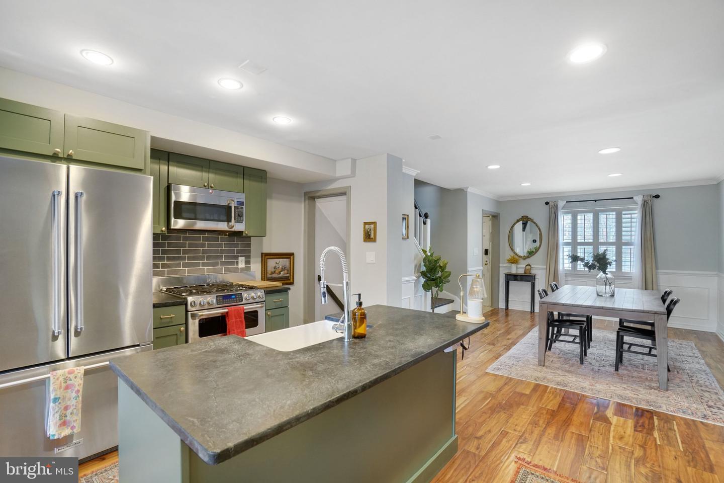 719 S ALFRED ST, ALEXANDRIA, Virginia 22314, 2 Bedrooms Bedrooms, ,2 BathroomsBathrooms,Residential,For sale,719 S ALFRED ST,VAAX2053564 MLS # VAAX2053564