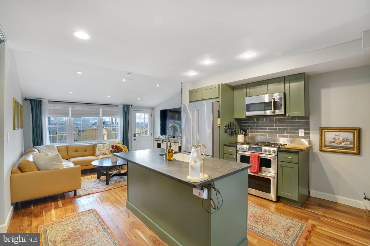 719 S ALFRED ST, ALEXANDRIA, Virginia 22314, 2 Bedrooms Bedrooms, ,2 BathroomsBathrooms,Residential,For sale,719 S ALFRED ST,VAAX2053564 MLS # VAAX2053564