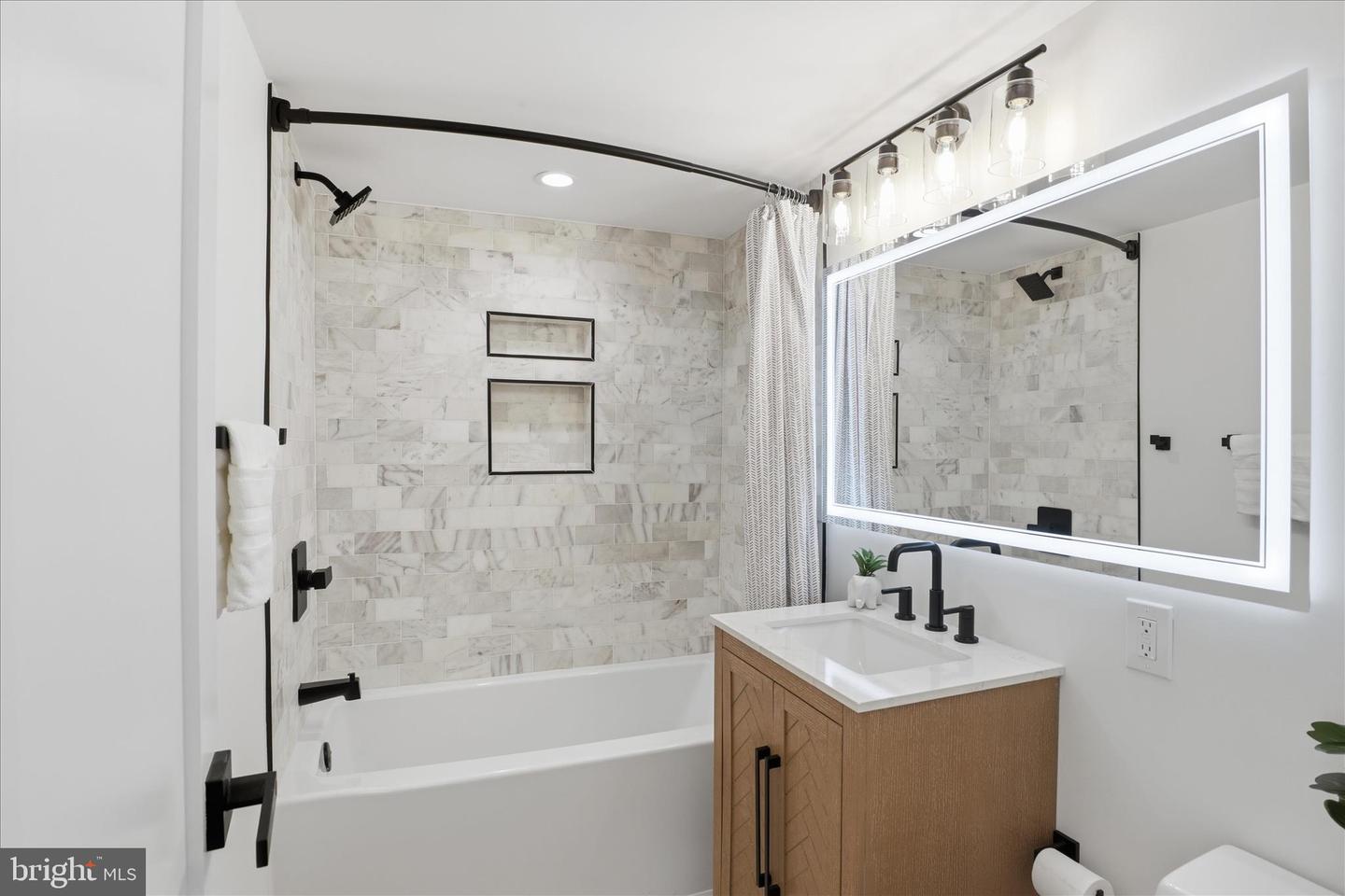 501 SLATERS LN #102, ALEXANDRIA, Virginia 22314, 1 Bedroom Bedrooms, ,1 BathroomBathrooms,Residential,For sale,501 SLATERS LN #102,VAAX2053568 MLS # VAAX2053568