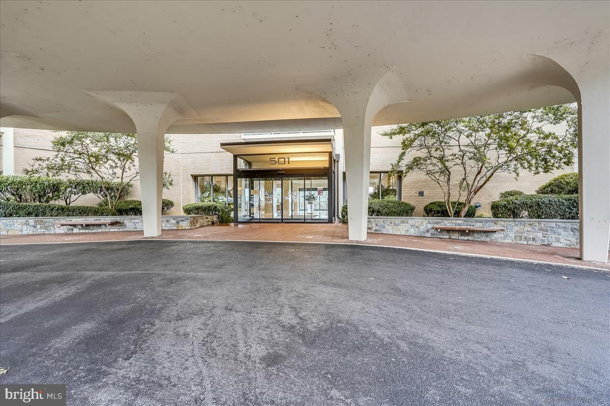 501 SLATERS LN #102, ALEXANDRIA, Virginia 22314, 1 Bedroom Bedrooms, ,1 BathroomBathrooms,Residential,For sale,501 SLATERS LN #102,VAAX2053568 MLS # VAAX2053568