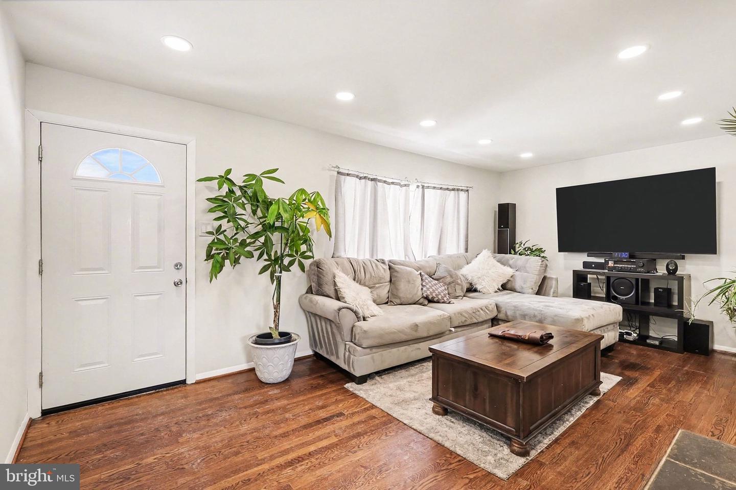 7112 DALHOUSE ST, SPRINGFIELD, Virginia 22151, 4 Bedrooms Bedrooms, ,3 BathroomsBathrooms,Residential,For sale,7112 DALHOUSE ST,VAFX2287716 MLS # VAFX2287716