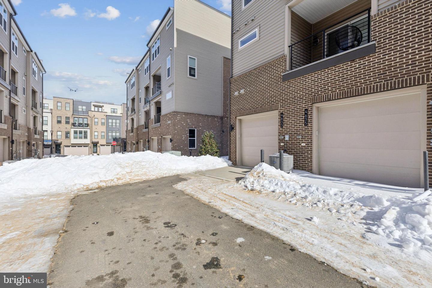 4635 CHARGER PL #805, CHANTILLY, Virginia 20151, 3 Bedrooms Bedrooms, ,2 BathroomsBathrooms,Residential,For sale,4635 CHARGER PL #805,VAFX2287800 MLS # VAFX2287800