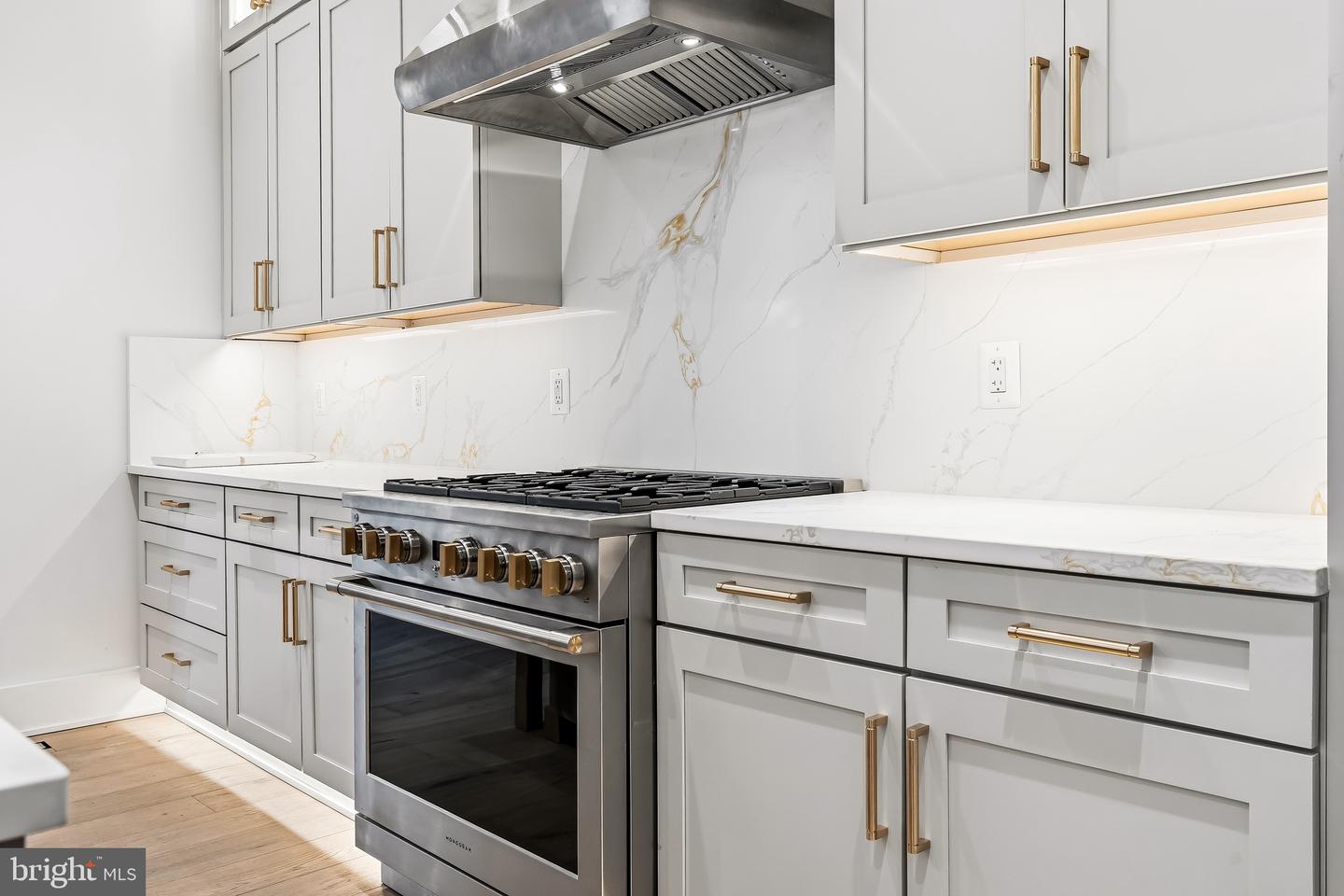 604 TAPAWINGO RD SW, VIENNA, Virginia 22180, 5 Bedrooms Bedrooms, ,6 BathroomsBathrooms,Residential,For sale,604 TAPAWINGO RD SW,VAFX2288228 MLS # VAFX2288228