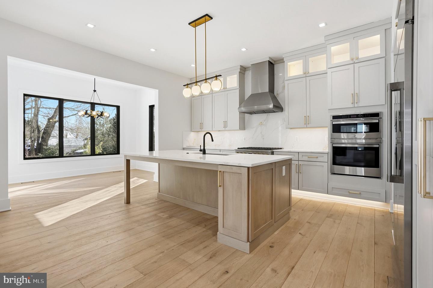 604 TAPAWINGO RD SW, VIENNA, Virginia 22180, 5 Bedrooms Bedrooms, ,6 BathroomsBathrooms,Residential,For sale,604 TAPAWINGO RD SW,VAFX2288228 MLS # VAFX2288228