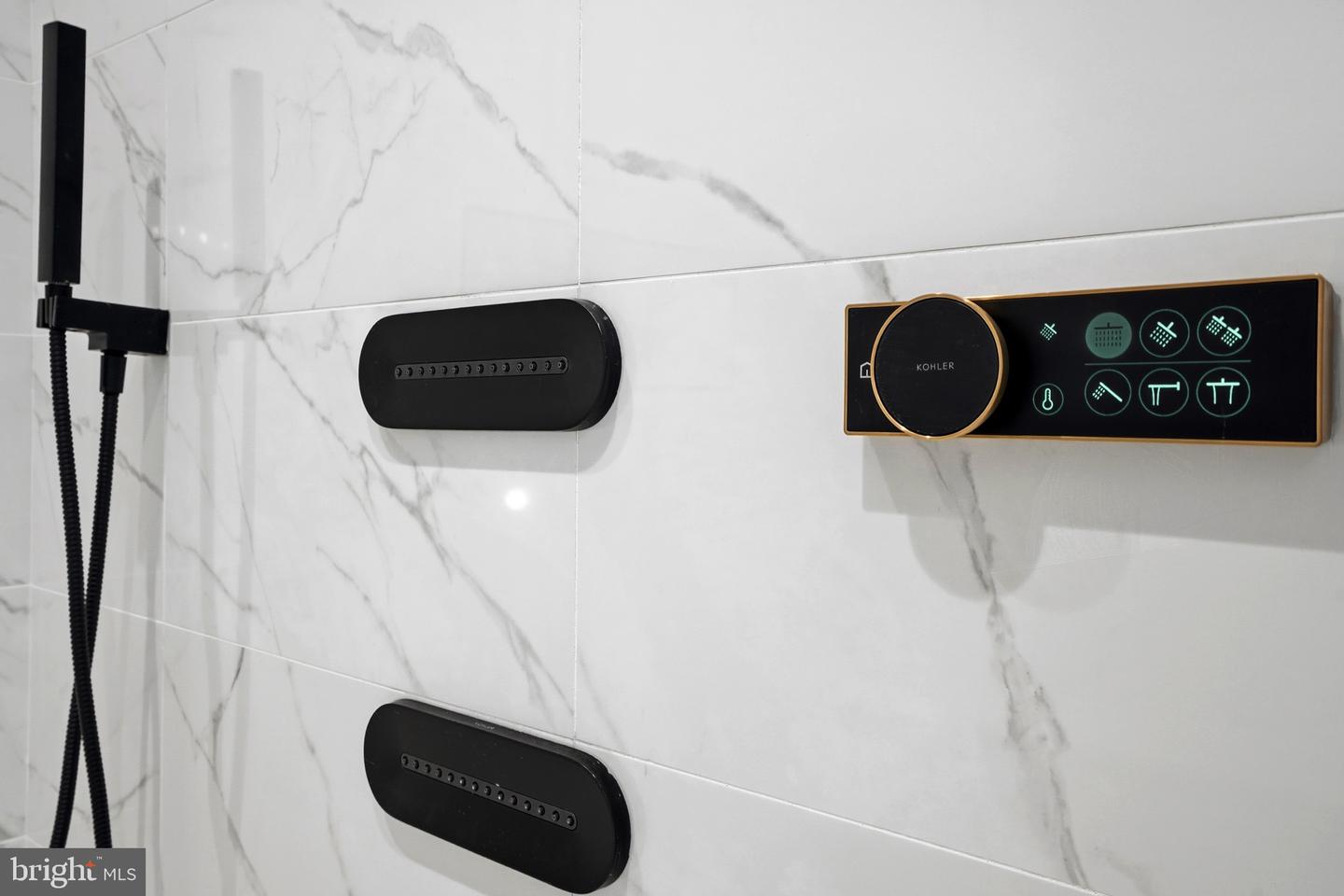 604 TAPAWINGO RD SW, VIENNA, Virginia 22180, 5 Bedrooms Bedrooms, ,6 BathroomsBathrooms,Residential,For sale,604 TAPAWINGO RD SW,VAFX2288228 MLS # VAFX2288228