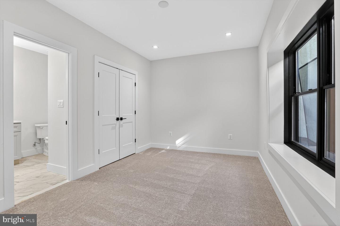 604 TAPAWINGO RD SW, VIENNA, Virginia 22180, 5 Bedrooms Bedrooms, ,6 BathroomsBathrooms,Residential,For sale,604 TAPAWINGO RD SW,VAFX2288228 MLS # VAFX2288228