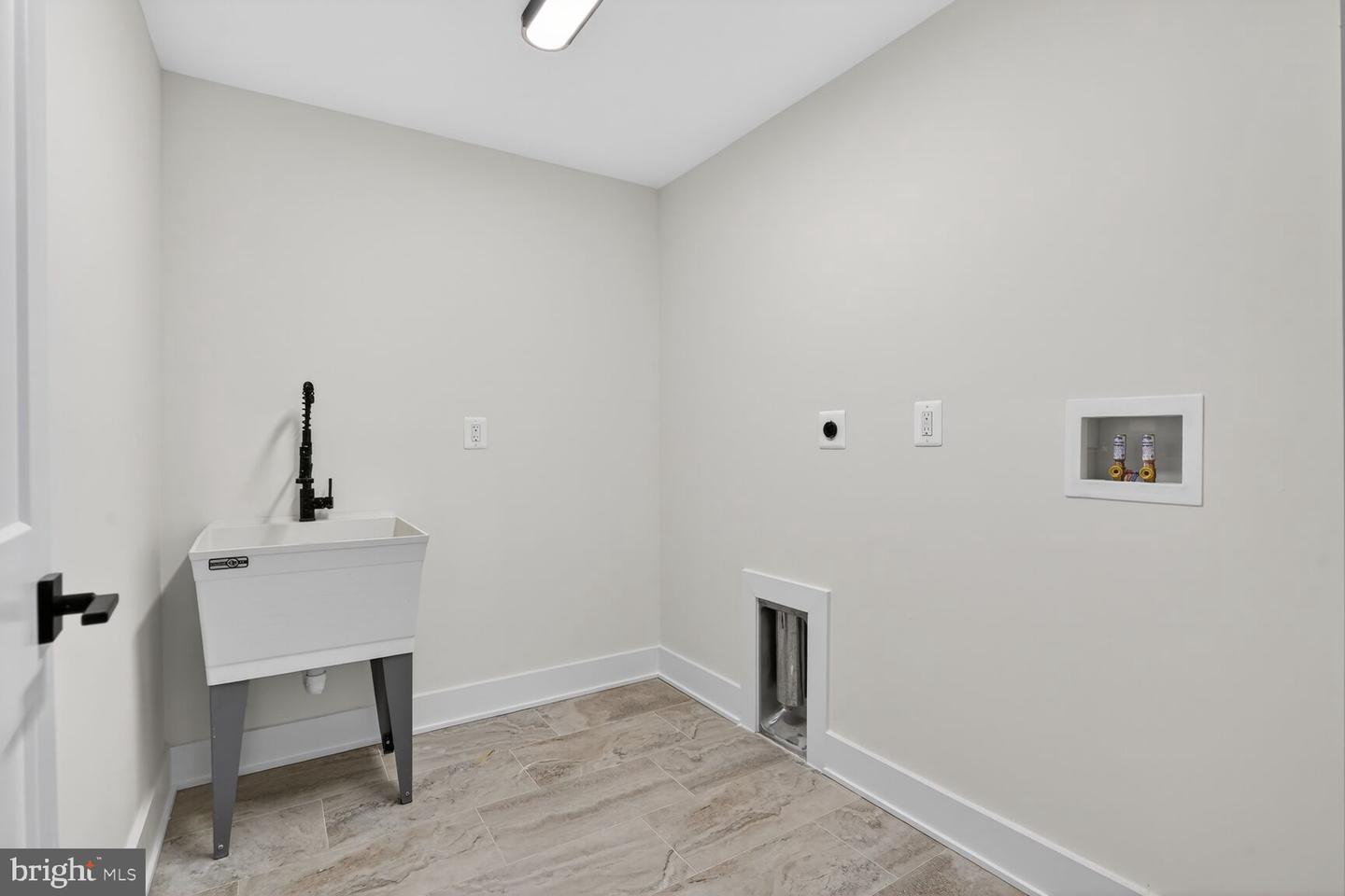 604 TAPAWINGO RD SW, VIENNA, Virginia 22180, 5 Bedrooms Bedrooms, ,6 BathroomsBathrooms,Residential,For sale,604 TAPAWINGO RD SW,VAFX2288228 MLS # VAFX2288228