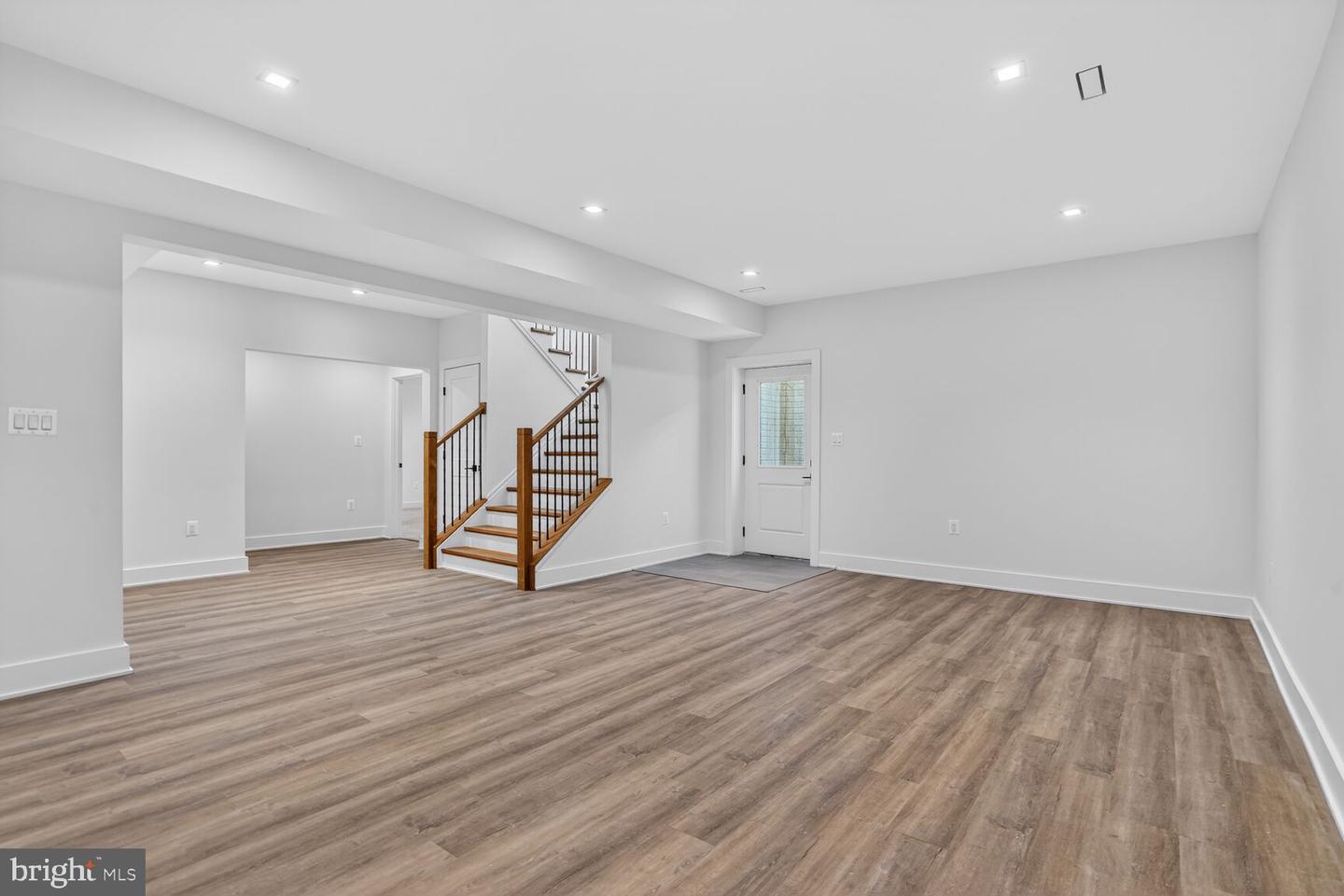 604 TAPAWINGO RD SW, VIENNA, Virginia 22180, 5 Bedrooms Bedrooms, ,6 BathroomsBathrooms,Residential,For sale,604 TAPAWINGO RD SW,VAFX2288228 MLS # VAFX2288228