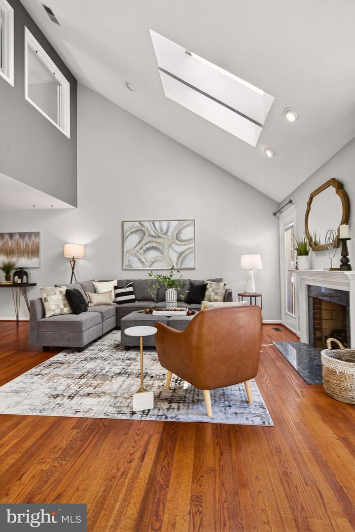 2924 ELMESMEADE CT, OAKTON, Virginia 22124, 3 Bedrooms Bedrooms, ,3 BathroomsBathrooms,Residential,For sale,2924 ELMESMEADE CT,VAFX2288300 MLS # VAFX2288300