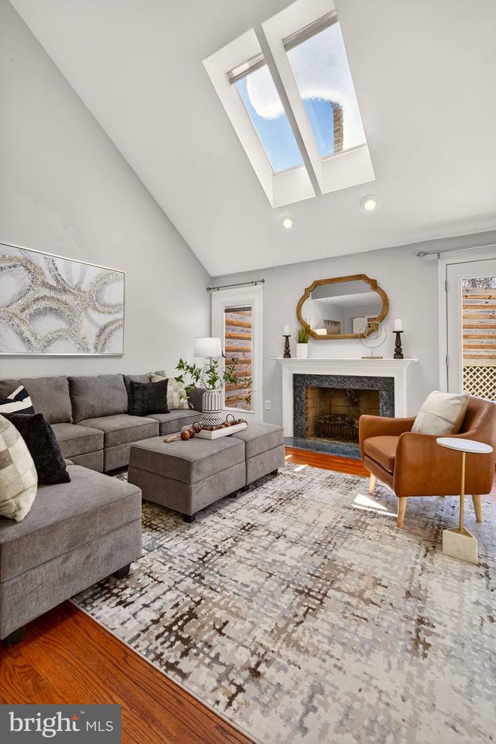 2924 ELMESMEADE CT, OAKTON, Virginia 22124, 3 Bedrooms Bedrooms, ,3 BathroomsBathrooms,Residential,For sale,2924 ELMESMEADE CT,VAFX2288300 MLS # VAFX2288300