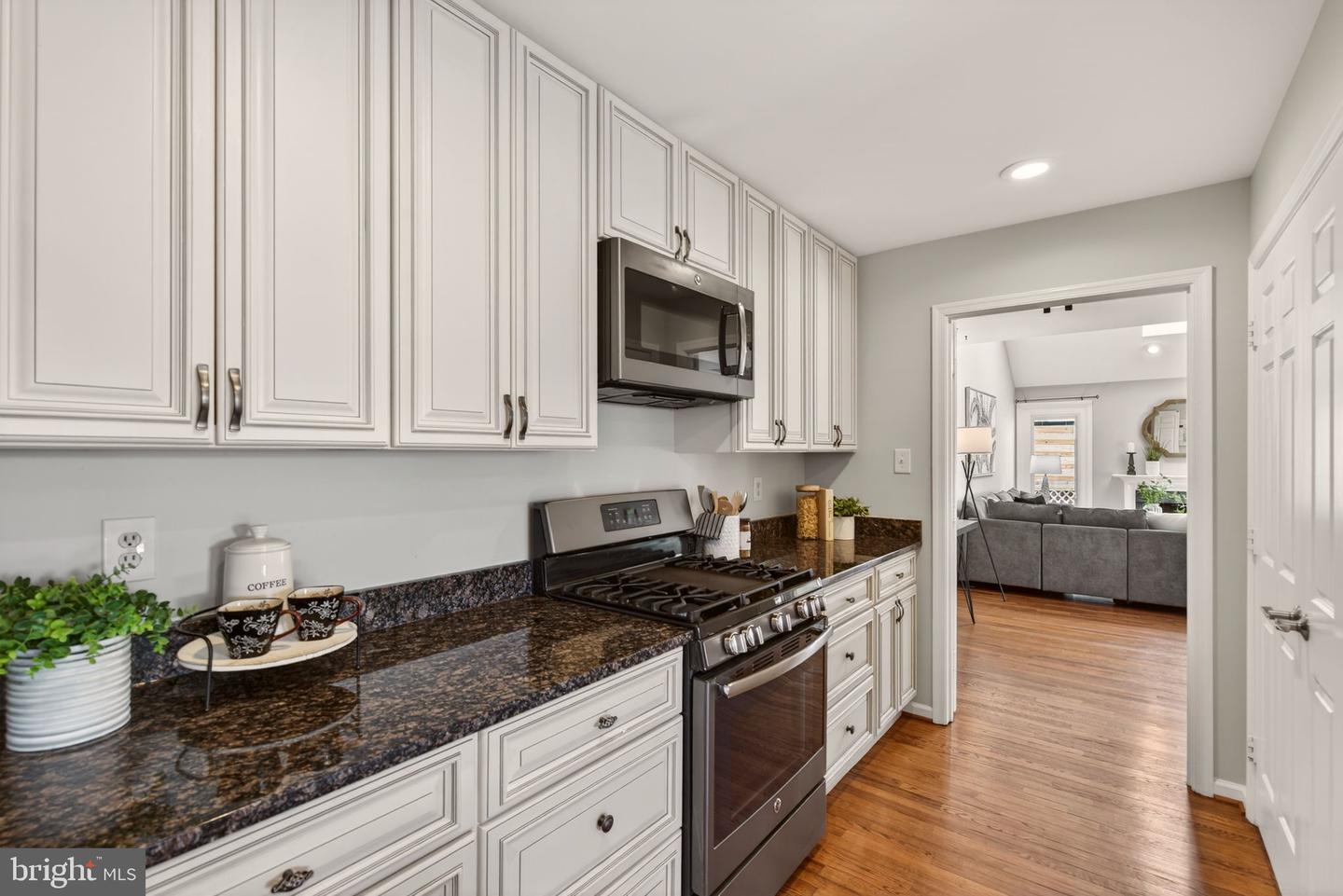 2924 ELMESMEADE CT, OAKTON, Virginia 22124, 3 Bedrooms Bedrooms, ,3 BathroomsBathrooms,Residential,For sale,2924 ELMESMEADE CT,VAFX2288300 MLS # VAFX2288300