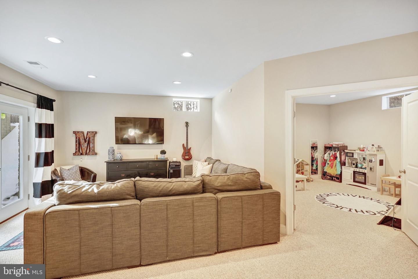 8028 WELLINGTON RD, ALEXANDRIA, Virginia 22308, 5 Bedrooms Bedrooms, ,4 BathroomsBathrooms,Residential,For sale,8028 WELLINGTON RD,VAFX2288542 MLS # VAFX2288542