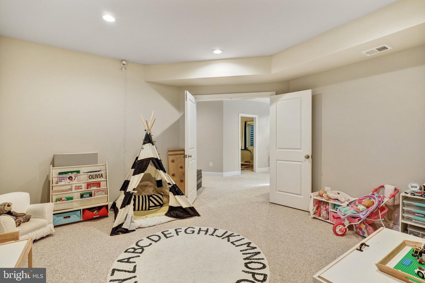 8028 WELLINGTON RD, ALEXANDRIA, Virginia 22308, 5 Bedrooms Bedrooms, ,4 BathroomsBathrooms,Residential,For sale,8028 WELLINGTON RD,VAFX2288542 MLS # VAFX2288542