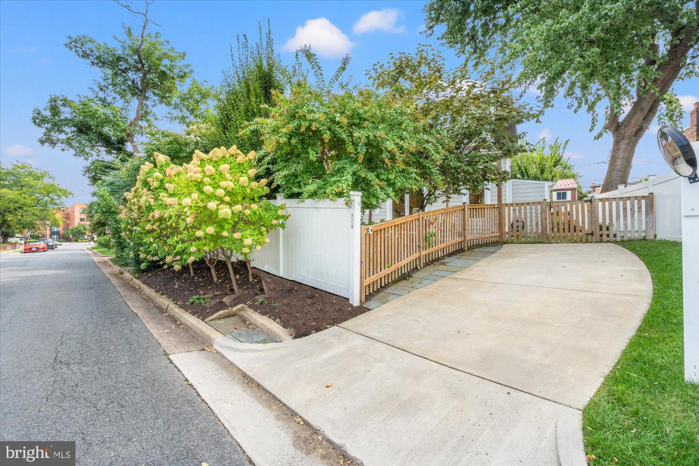 508 E CUSTIS AVE, ALEXANDRIA, Virginia 22301, 6 Bedrooms Bedrooms, ,4 BathroomsBathrooms,Residential,For sale,508 E CUSTIS AVE,VAAX2053712 MLS # VAAX2053712