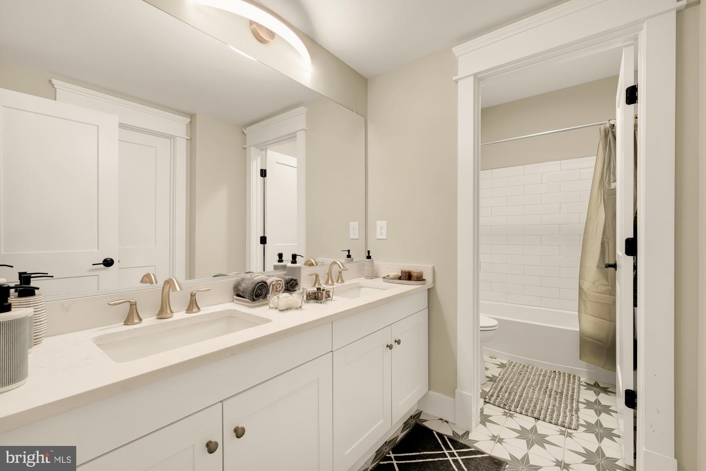 10602 OAK PL, FAIRFAX, Virginia 22030, 5 Bedrooms Bedrooms, ,6 BathroomsBathrooms,Residential,For sale,10602 OAK PL,VAFC2007726 MLS # VAFC2007726