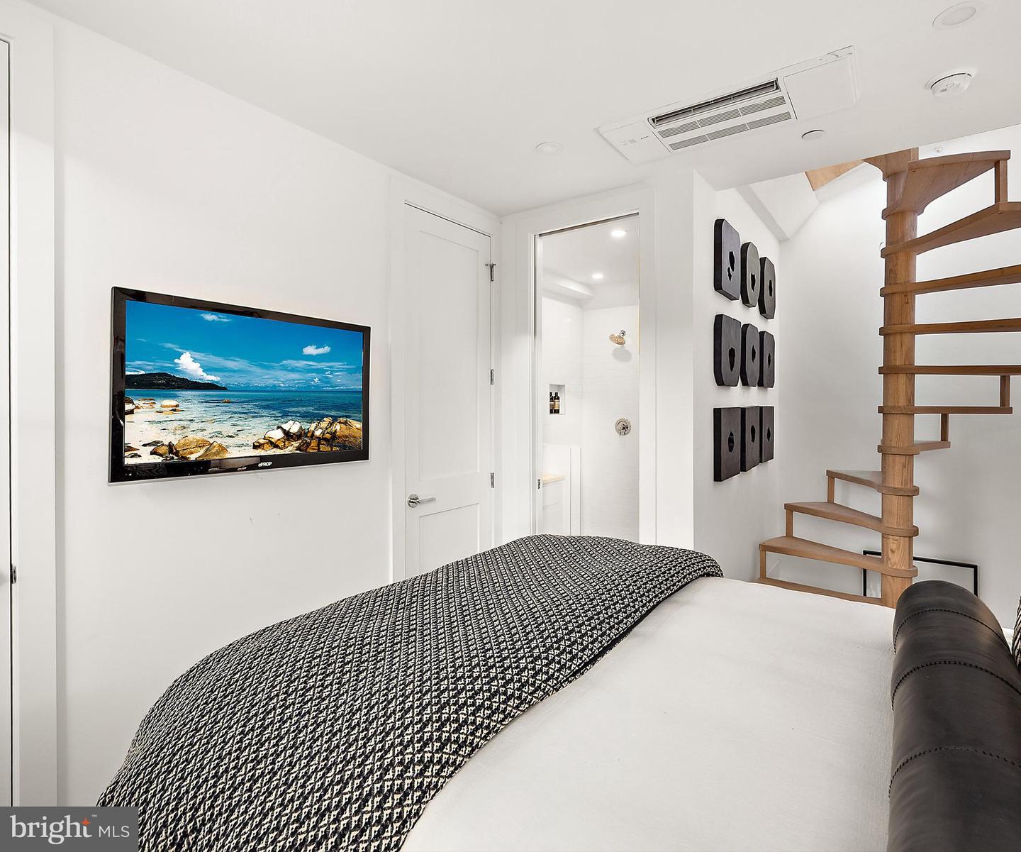 1237 W ST NW #B, WASHINGTON, District Of Columbia 20009, 2 Bedrooms Bedrooms, ,2 BathroomsBathrooms,Residential,For sale,1237 W ST NW #B,DCDC2242986 MLS # DCDC2242986