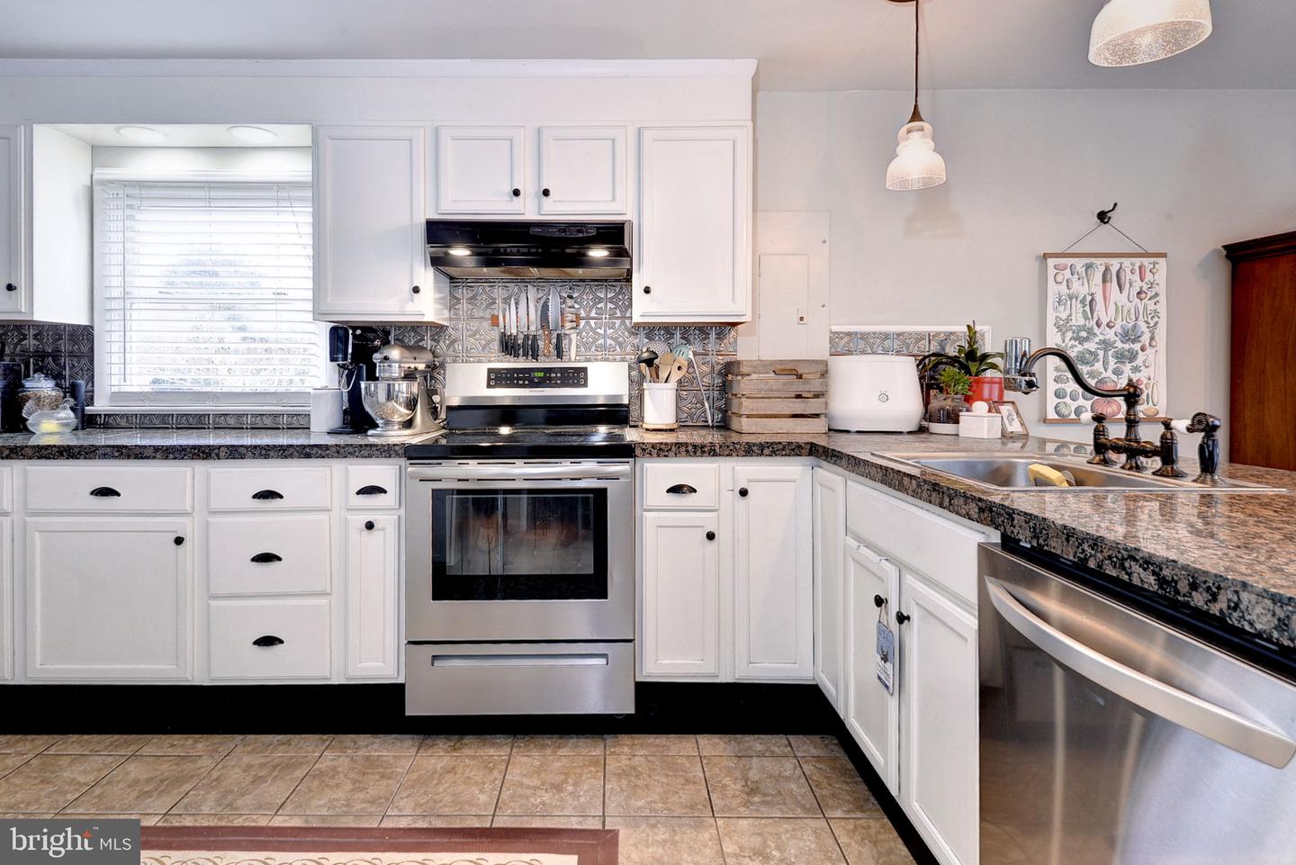 593 CATESBY LN, WILLIAMSBURG, Virginia 23185, 3 Bedrooms Bedrooms, 5 Rooms Rooms,1 BathroomBathrooms,Residential,For sale,593 CATESBY LN,VAYV2000112 MLS # VAYV2000112