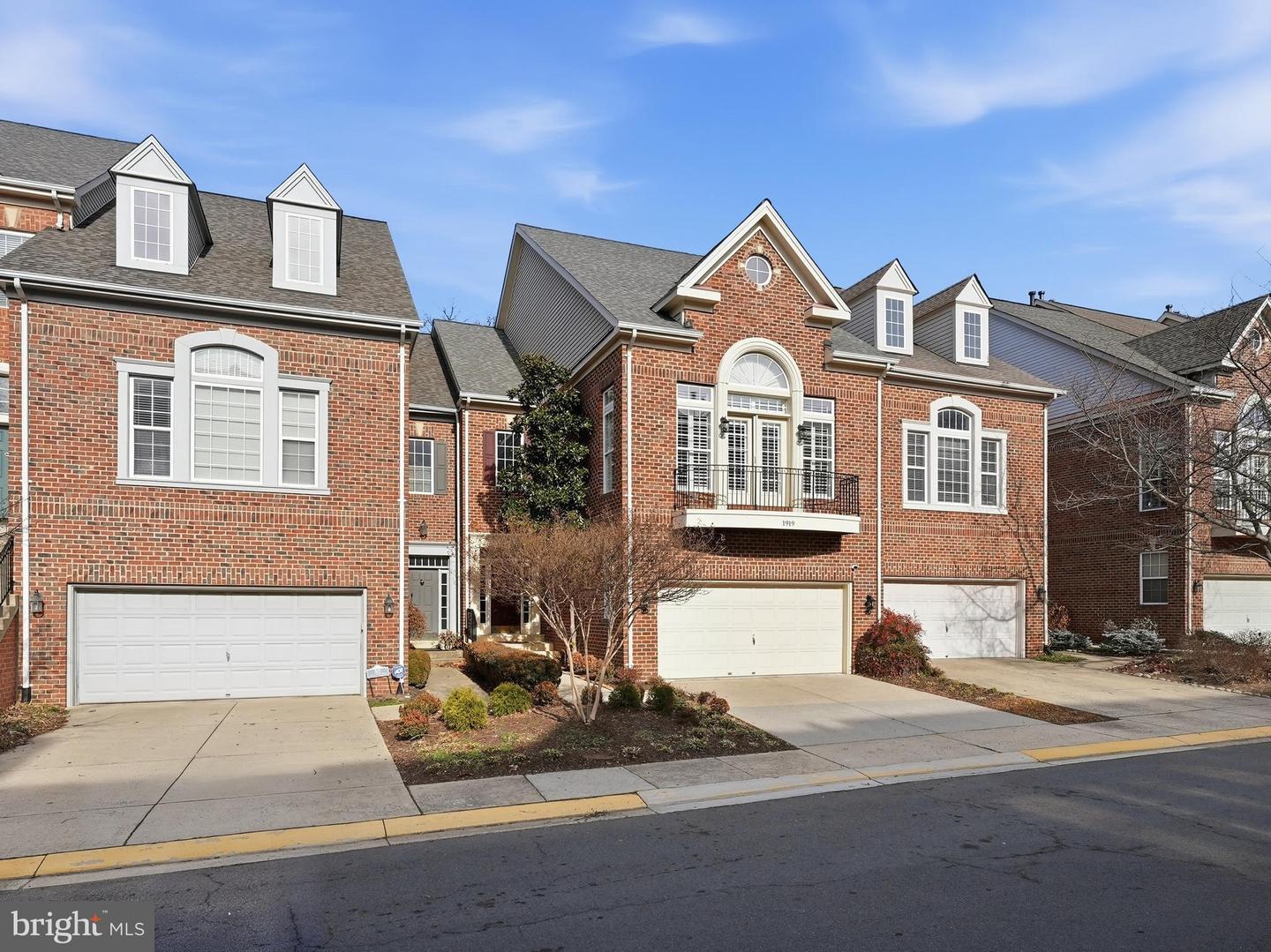 1919 LOGAN MANOR DR, RESTON, Virginia 20190, 4 Bedrooms Bedrooms, 14 Rooms Rooms,3 BathroomsBathrooms,Residential,For sale,1919 LOGAN MANOR DR,VAFX2288298 MLS # VAFX2288298