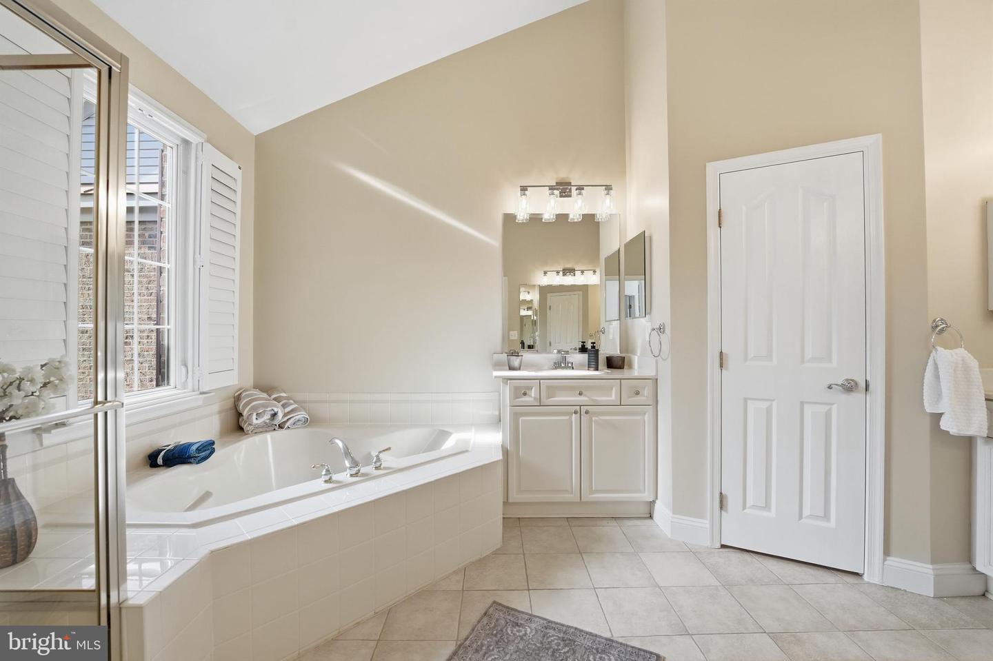 1919 LOGAN MANOR DR, RESTON, Virginia 20190, 4 Bedrooms Bedrooms, 14 Rooms Rooms,3 BathroomsBathrooms,Residential,For sale,1919 LOGAN MANOR DR,VAFX2288298 MLS # VAFX2288298