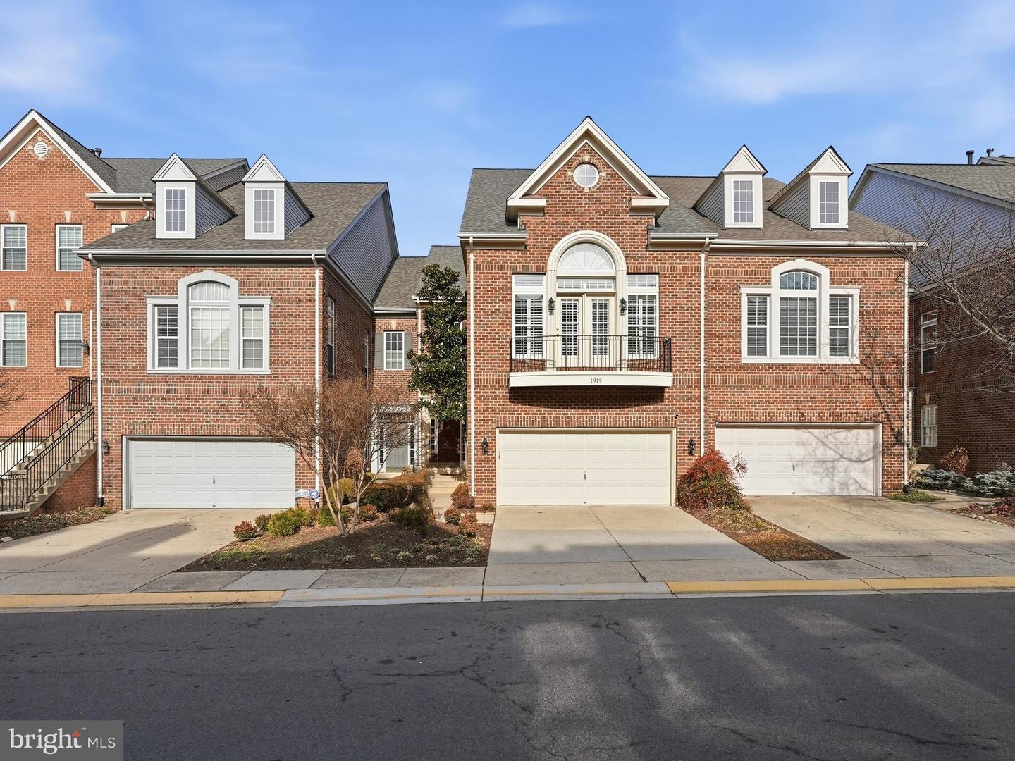 1919 LOGAN MANOR DR, RESTON, Virginia 20190, 4 Bedrooms Bedrooms, 14 Rooms Rooms,3 BathroomsBathrooms,Residential,For sale,1919 LOGAN MANOR DR,VAFX2288298 MLS # VAFX2288298