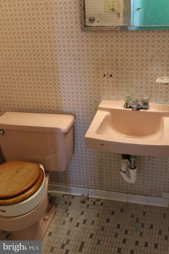 6815 ROLLING RD, SPRINGFIELD, Virginia 22152, 4 Bedrooms Bedrooms, ,2 BathroomsBathrooms,Residential,For sale,6815 ROLLING RD,VAFX2288250 MLS # VAFX2288250