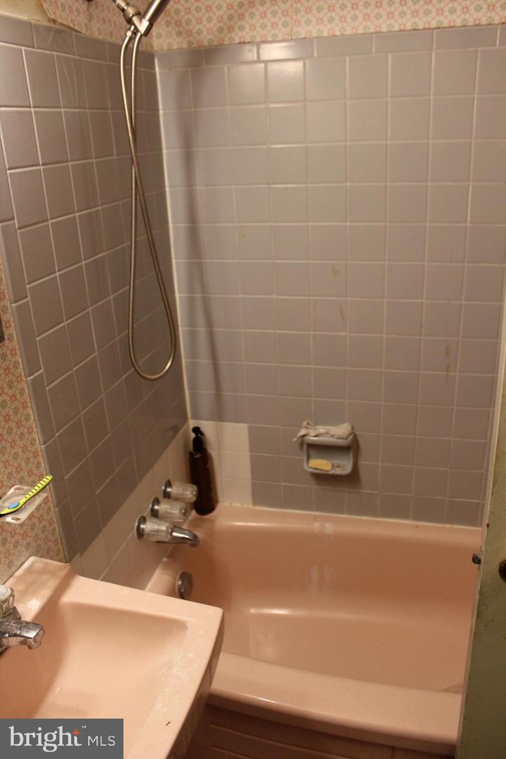 6815 ROLLING RD, SPRINGFIELD, Virginia 22152, 4 Bedrooms Bedrooms, ,2 BathroomsBathrooms,Residential,For sale,6815 ROLLING RD,VAFX2288250 MLS # VAFX2288250