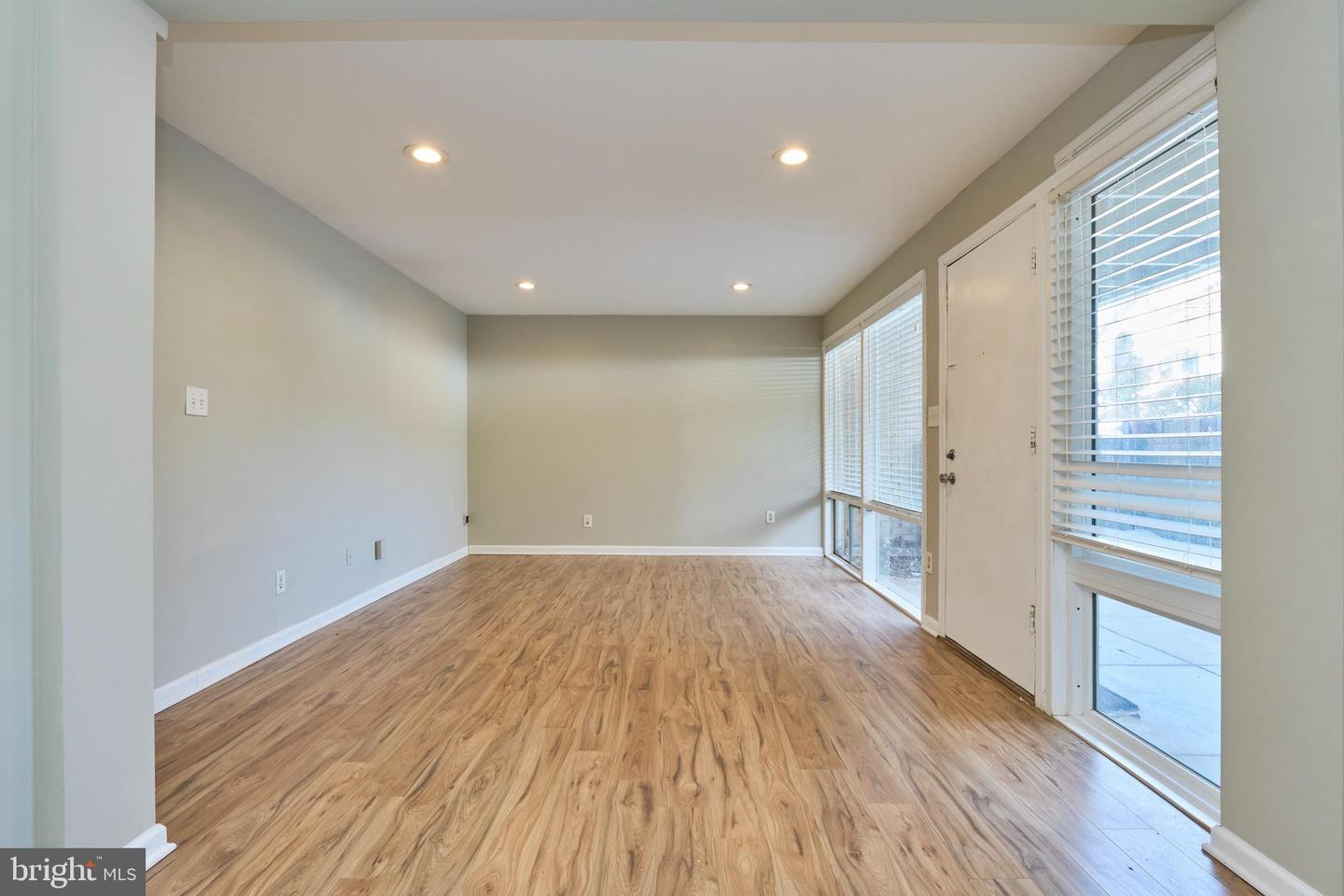 156 HAYCOCK RD #A-6, FALLS CHURCH, Virginia 22046, 1 Bedroom Bedrooms, ,1 BathroomBathrooms,Residential,For sale,156 HAYCOCK RD #A-6,VAFA2003550 MLS # VAFA2003550