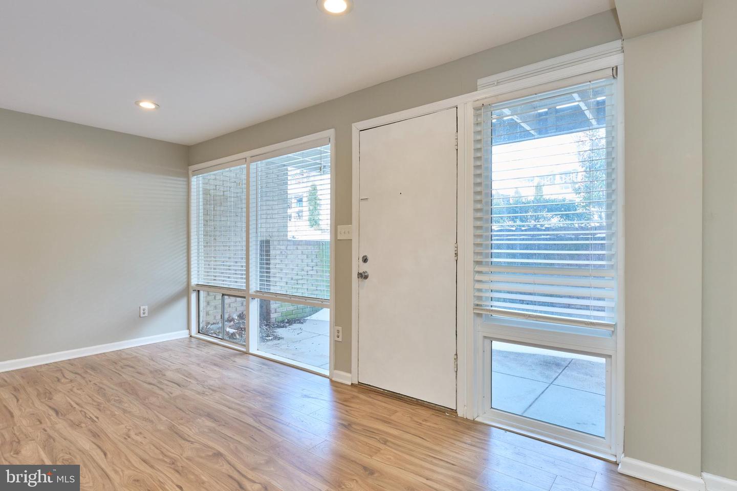 156 HAYCOCK RD #A-6, FALLS CHURCH, Virginia 22046, 1 Bedroom Bedrooms, ,1 BathroomBathrooms,Residential,For sale,156 HAYCOCK RD #A-6,VAFA2003550 MLS # VAFA2003550