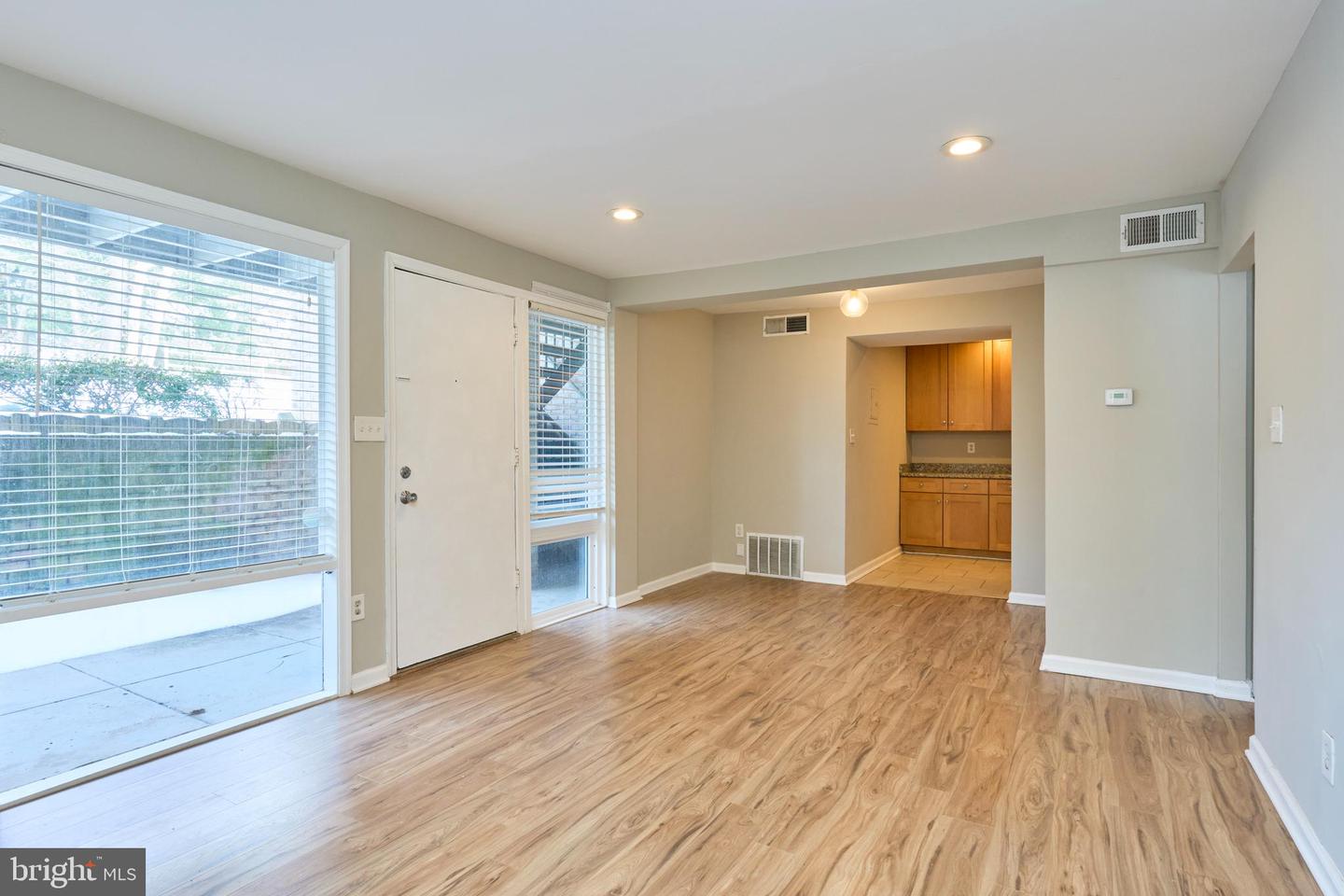 156 HAYCOCK RD #A-6, FALLS CHURCH, Virginia 22046, 1 Bedroom Bedrooms, ,1 BathroomBathrooms,Residential,For sale,156 HAYCOCK RD #A-6,VAFA2003550 MLS # VAFA2003550