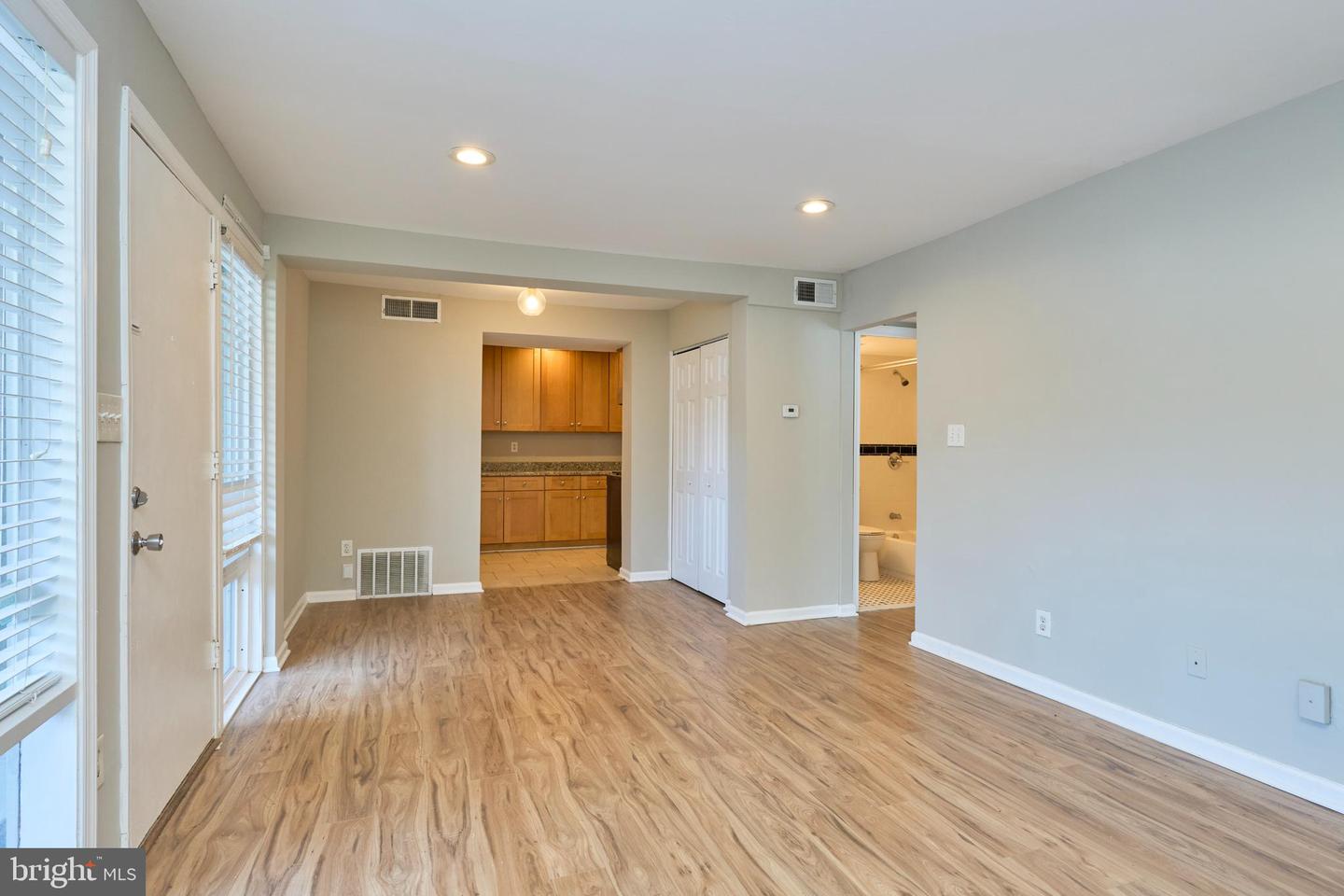 156 HAYCOCK RD #A-6, FALLS CHURCH, Virginia 22046, 1 Bedroom Bedrooms, ,1 BathroomBathrooms,Residential,For sale,156 HAYCOCK RD #A-6,VAFA2003550 MLS # VAFA2003550