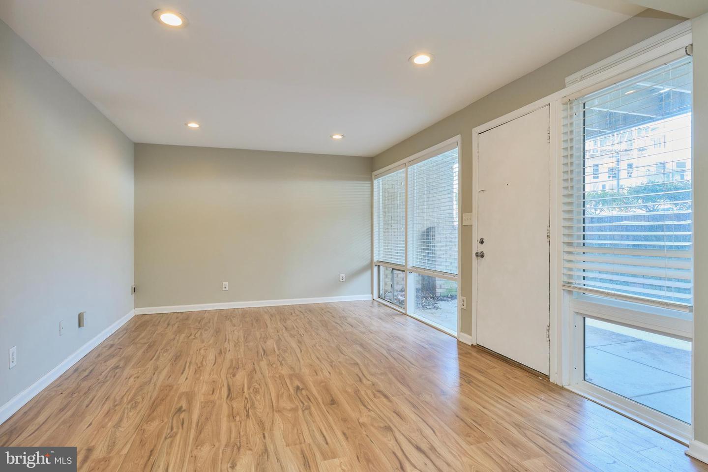 156 HAYCOCK RD #A-6, FALLS CHURCH, Virginia 22046, 1 Bedroom Bedrooms, ,1 BathroomBathrooms,Residential,For sale,156 HAYCOCK RD #A-6,VAFA2003550 MLS # VAFA2003550