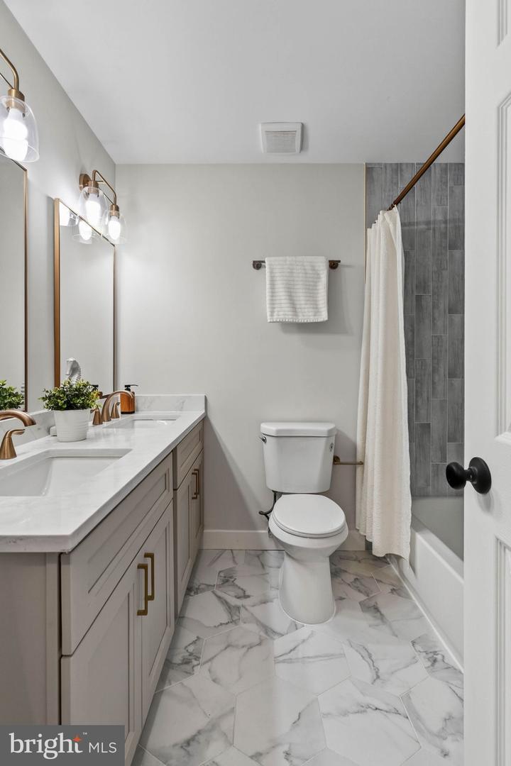 2678 OAKTON GLEN DR, VIENNA, Virginia 22181, 5 Bedrooms Bedrooms, ,3 BathroomsBathrooms,Residential,For sale,2678 OAKTON GLEN DR,VAFX2288252 MLS # VAFX2288252