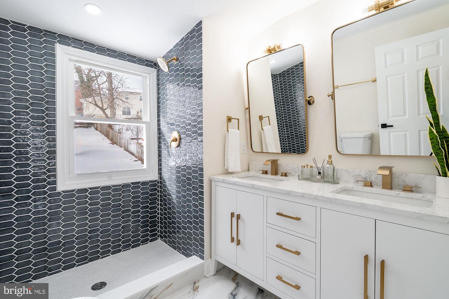 1404 N POWHATAN ST, ARLINGTON, Virginia 22205, 3 Bedrooms Bedrooms, ,4 BathroomsBathrooms,Residential,For sale,1404 N POWHATAN ST,VAAR2068332 MLS # VAAR2068332