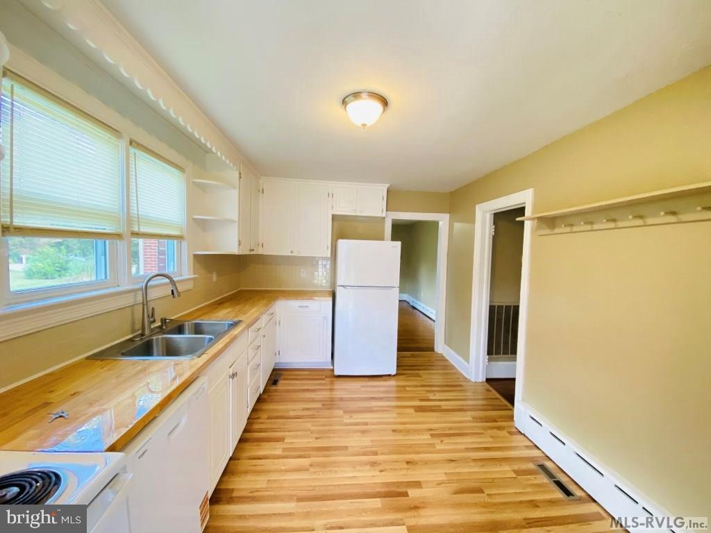 190 MAIN ST, BRODNAX, Virginia 23920, 4 Bedrooms Bedrooms, 13 Rooms Rooms,2 BathroomsBathrooms,Residential,For sale,190 MAIN ST,VABW2000098 MLS # VABW2000098