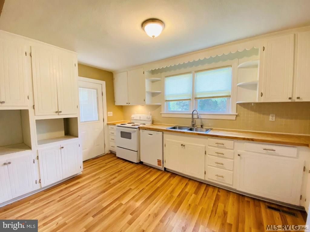 190 MAIN ST, BRODNAX, Virginia 23920, 4 Bedrooms Bedrooms, 13 Rooms Rooms,2 BathroomsBathrooms,Residential,For sale,190 MAIN ST,VABW2000098 MLS # VABW2000098