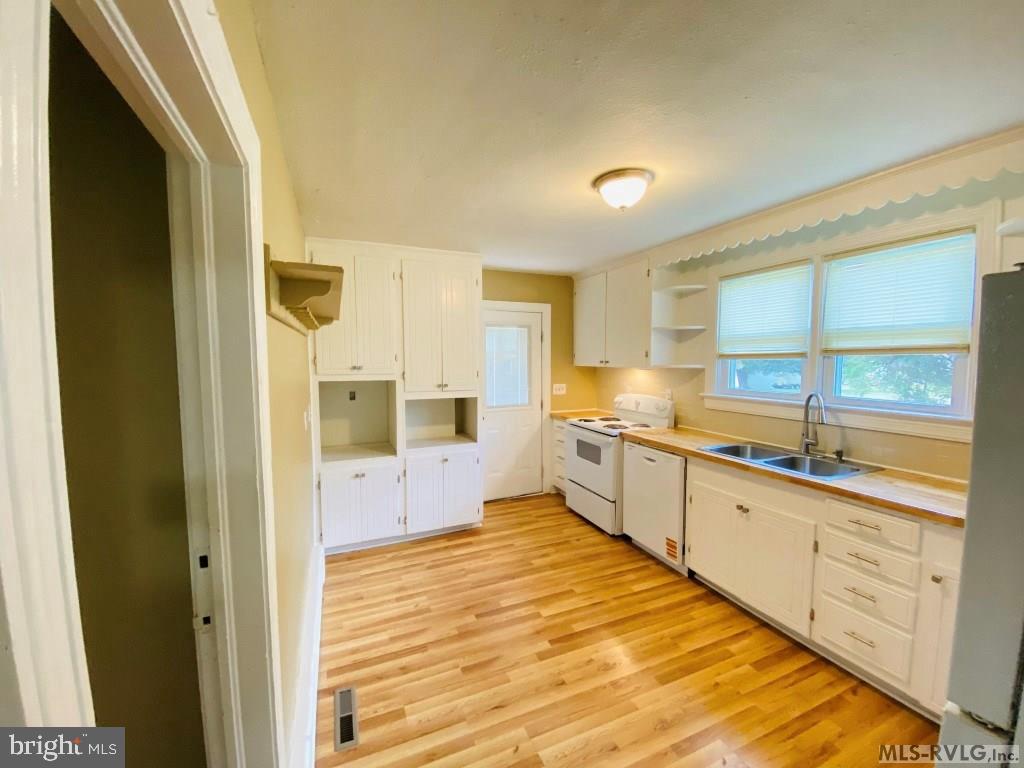 190 MAIN ST, BRODNAX, Virginia 23920, 4 Bedrooms Bedrooms, 13 Rooms Rooms,2 BathroomsBathrooms,Residential,For sale,190 MAIN ST,VABW2000098 MLS # VABW2000098