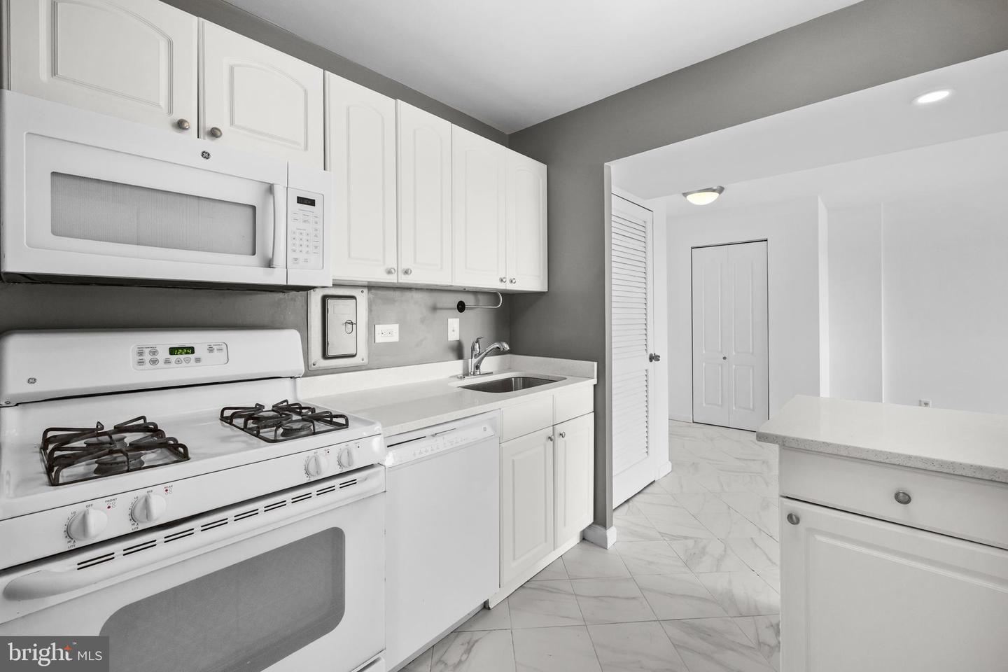 5340 HOLMES RUN PKWY #1102, ALEXANDRIA, Virginia 22304, 2 Bedrooms Bedrooms, ,1 BathroomBathrooms,Residential,For sale,5340 HOLMES RUN PKWY #1102,VAAX2053744 MLS # VAAX2053744