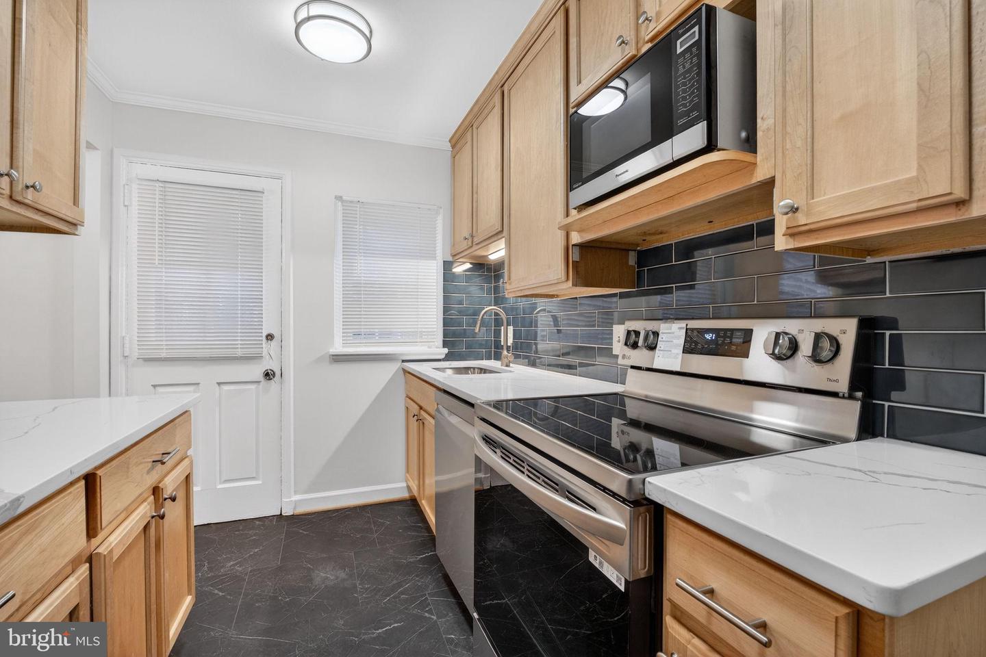3495 S WAKEFIELD ST, ARLINGTON, Virginia 22206, 1 Bedroom Bedrooms, 8 Rooms Rooms,2 BathroomsBathrooms,Residential,For sale,3495 S WAKEFIELD ST,VAAR2068420 MLS # VAAR2068420