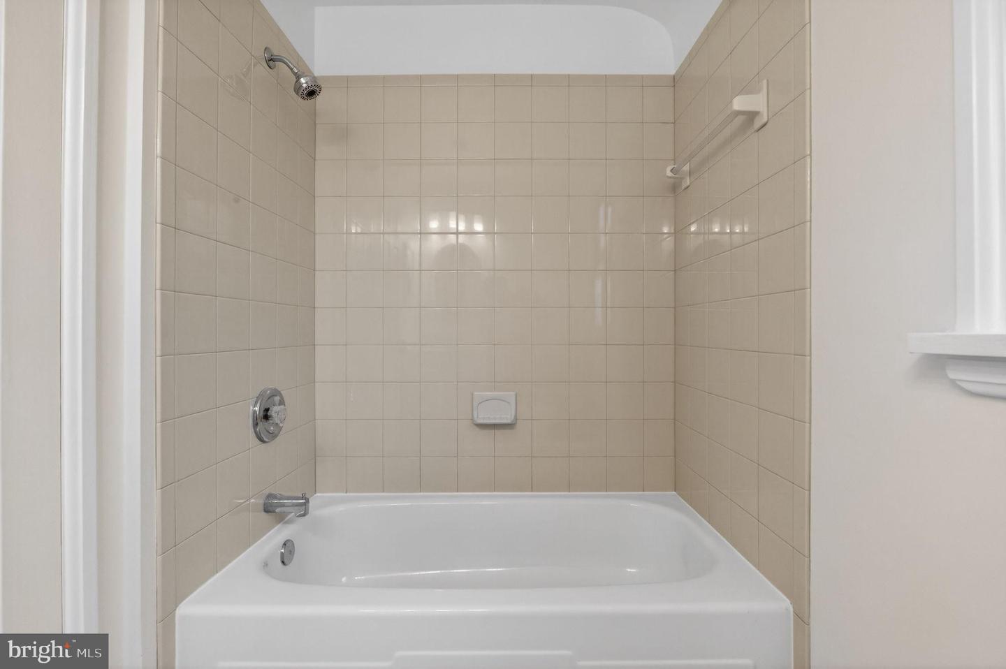 3495 S WAKEFIELD ST, ARLINGTON, Virginia 22206, 1 Bedroom Bedrooms, 8 Rooms Rooms,2 BathroomsBathrooms,Residential,For sale,3495 S WAKEFIELD ST,VAAR2068420 MLS # VAAR2068420